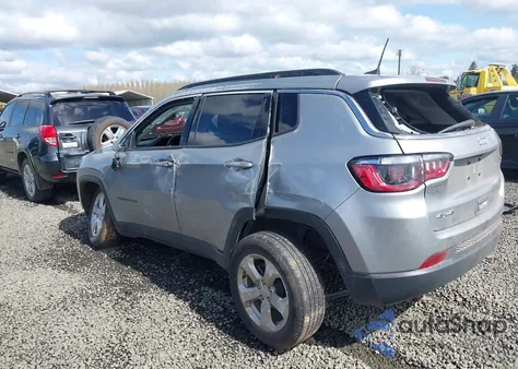 2022 Jeep Compass Latitude 4X4 z USA, uszkodzony, nr VIN 3C4NJDBB9NT135223
